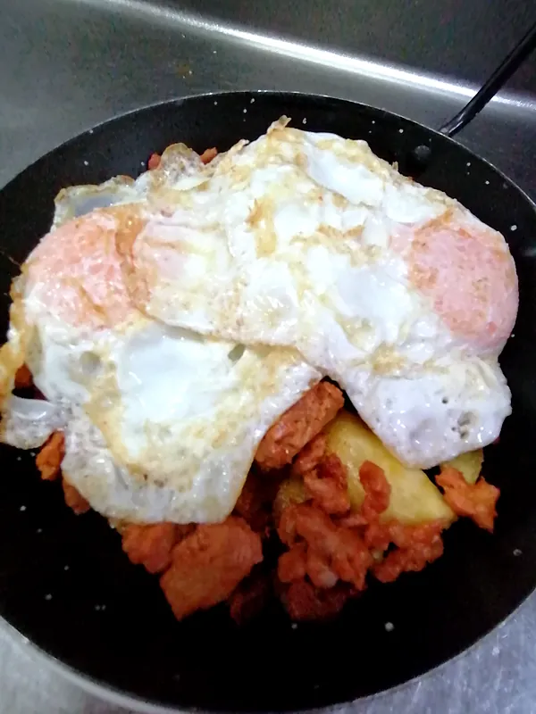 Sartén de huevos rotos